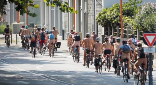 Rennes : une manifestation de naturistes à vélo