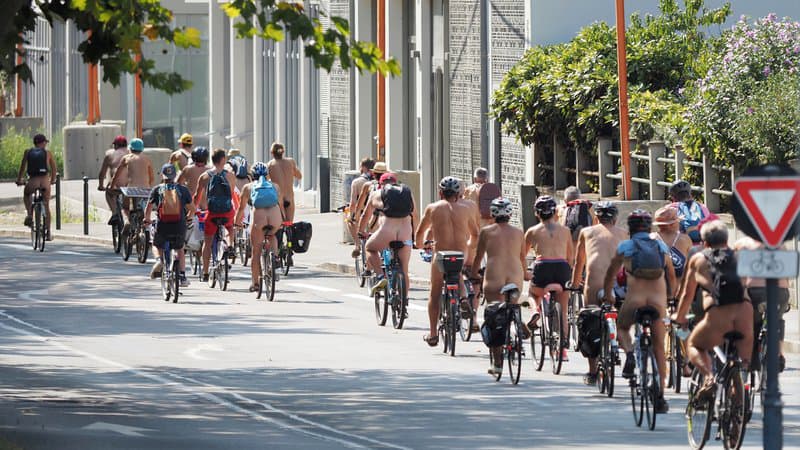 Rennes : une manifestation de naturistes à vélo